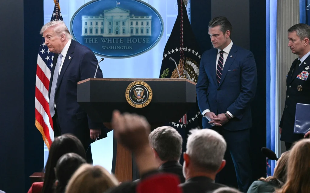 De gauche à droite: Le président américain Donald Trump, le secrétaire à la Défense Pete Hegseth et le chef d'état-major interarmées, le général Dan Caine, quittent la salle de presse James S. Brady de la Maison Blanche après s'être exprimés sur le conflit en Iran, le 6 avril 2026, à Washington, DC. (Crédit: Brendan SMIALOWSKI / AFP)