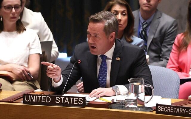 L'ambassadeur américain auprès des Nations unies, Mike Waltz, s'exprime après le vote par le Conseil de sécurité d'une résolution appelant à la réouverture du détroit d'Ormuz, lors d'une réunion du Conseil de sécurité consacrée à l'Iran et au Moyen-Orient au siège de l'ONU à New York, le 7 avril 2026. (Crédit : TIMOTHY A. CLARY / AFP)