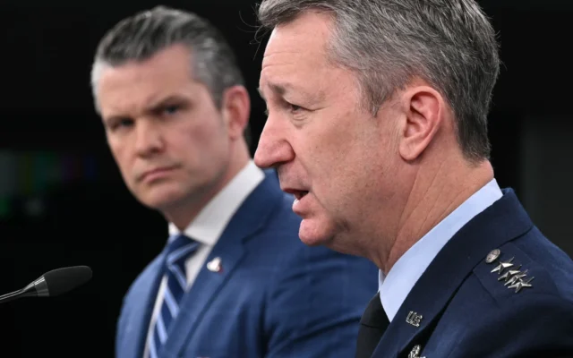 Le secrétaire américain à la Défense, Pete Hegseth (à gauche), observe le général Dan Caine, chef d'état-major interarmées, s'exprimer lors d'une conférence de presse au Pentagone à Washington, DC, le 8 avril 2026 (Crédit : Mandel NGAN / AFP)