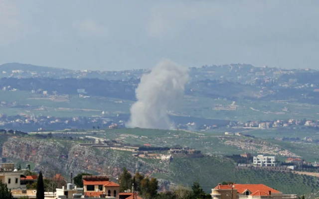 De la fumée s'élève suite à des explosions provoquées par des opérations militaires israéliennes à la périphérie du village de Taybeh, dans le sud du Liban, le 11 avril 2026. (Crédit: AFP)