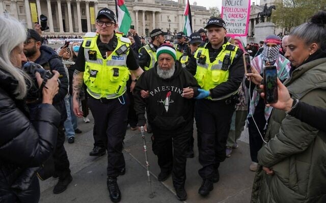 Un homme âgé emmené par la police alors que des manifestants se rassemblent pour réclamer la levée de l'interdiction frappant le groupe anti-Israël Palestine Action, lors d'une manifestation, à Trafalgar Square, dans le centre-ville de Londres, le 11 avril 2026. (Crédit : Carlos Jasso/AFP) Un homme âgé emmené par la police alors que des manifestants se rassemblent pour réclamer la levée de l'interdiction frappant le groupe anti-Israël Palestine Action, lors d'une manifestation, à Trafalgar Square, dans le centre-ville de Londres, le 11 avril 2026. (Crédit : Carlos Jasso/AFP)