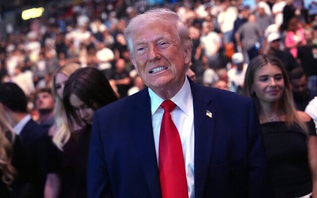 Le président américain Donald Trump assistant à l'événement d'arts martiaux mixtes UFC 327, au Kaseya Center de Miami, en Floride, le 11 avril 2026. (Crédit : Julia Demaree Nikhinson/POOL/AFP)