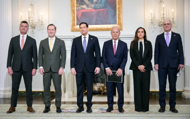 (De gauche à droite) Michael Needham, conseiller au Département d'État américain, Mike Waltz, ambassadeur des États-Unis auprès des Nations unies, Marco Rubio, secrétaire d'État américain, Michel Issa, ambassadeur des États-Unis au Liban, Nada Hamadeh Moawad, ambassadrice du Liban aux États-Unis, et Yechiel Leiter, ambassadeur d'Israël aux États-Unis, posent ensemble avant leur réunion au Département d'État à Washington, le 14 avril 2026. (Crédit: Oliver Contreras / AFP)