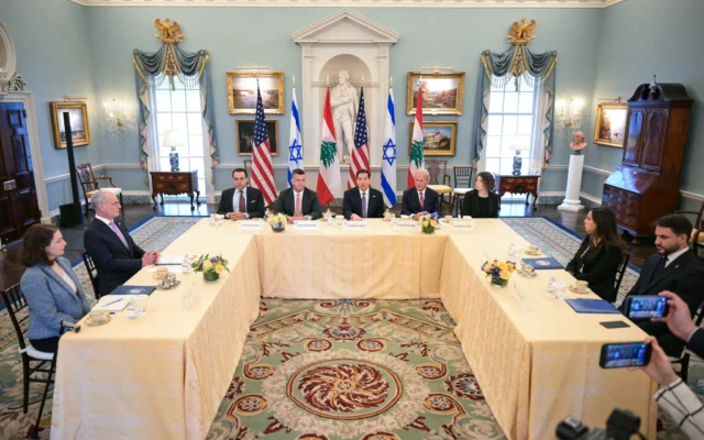 Le secrétaire d'État américain Marco Rubio (au centre) s'exprime lors d'une rencontre avec l'ambassadrice du Liban aux États-Unis, Nada Hamadeh Moawad (à droite), et l'ambassadeur d'Israël aux États-Unis, Yechiel Leiter (à gauche), au département d'État à Washington, le 14 avril 2026. (Crédit : Oliver Contreras / AFP) Le secrétaire d'État américain Marco Rubio (au centre) s'exprime lors d'une rencontre avec l'ambassadrice du Liban aux États-Unis, Nada Hamadeh Moawad (à droite), et l'ambassadeur d'Israël aux États-Unis, Yechiel Leiter (à gauche), au département d'État à Washington, le 14 avril 2026. (Crédit : Oliver Contreras / AFP)