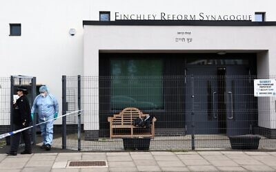 Un technicien de la police scientifique enquêtant sur une attaque survenue aux petites heures du matin à la synagogue réformée de Finchley, dans le quartier de North Finchley, au nord de Londres, le 15 avril 2026. (Crédit : Toby Shepheard/AFP)