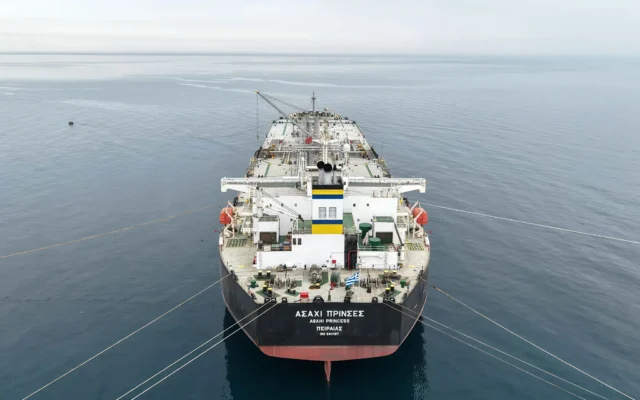 Le pétrolier battant pavillon grec « Asahi Princess » au large de la raffinerie du port syrien de Baniyas, en Méditerranée, le 15 avril 2026. (Crédit : Bakr ALkasem/AFP)