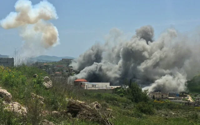 De la fumée s'élevant du site d'une série de frappes israéliennes qui ont visé la ville de Nabatieh, dans le sud du Liban, le 16 avril 2026. (Crédit : Abbas Fakih/AFP)