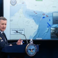 Le général Dan Caine, chef d'état-major interarmées des États-Unis, s'exprimant lors d'une conférence de presse au Pentagone, à Washington, le 16 avril 2026. (Crédit : Saul Loeb/AFP)
