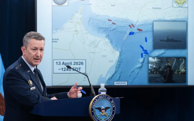 Le général Dan Caine, chef d'état-major interarmées des États-Unis, s'exprimant lors d'une conférence de presse au Pentagone, à Washington, le 16 avril 2026. (Crédit : Saul Loeb/AFP)