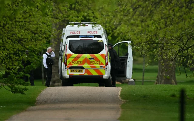 Des policiers enquêtent pour déterminer si l’ambassade d’Israël située à proximité a été prise pour cible par des drones transportant des substances dangereuses, travaillent, dans les jardins fermés de Kensington Palace, à l’ouest de Londres, le 17 avril 2026. (Crédit : Ben Stansall/AFP) Des policiers enquêtent pour déterminer si l’ambassade d’Israël située à proximité a été prise pour cible par des drones transportant des substances dangereuses, travaillent, dans les jardins fermés de Kensington Palace, à l’ouest de Londres, le 17 avril 2026. (Crédit : Ben Stansall/AFP)