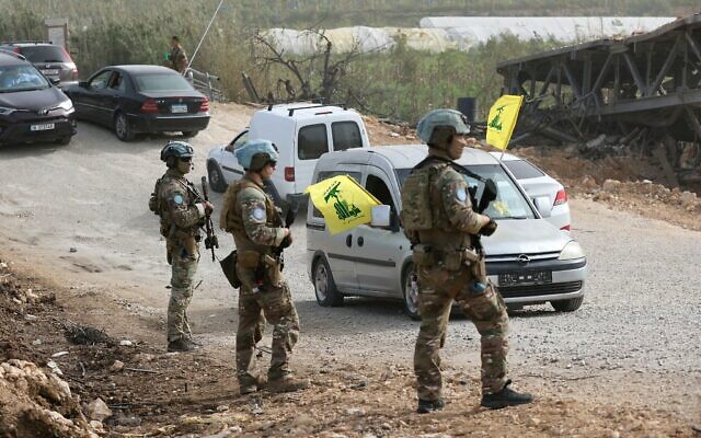 Illustration : Un contingent français de la Force intérimaire des Nations unies au Liban (FINUL) observant des habitants déplacés, drapeaux du groupe terroriste chiite libanais du Hezbollah à la main, regagner leurs foyers par une route de fortune, construite à l'endroit où le pont de Qasmieh a été détruit par des frappes israéliennes, dans la région d'al-Qasmiyeh, au sud du Liban, le 18 avril 2026. (Crédit : Mahmoud Zayyat/AFP)