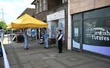 Des experts de la police scientifique devant un bureau anciennement utilisé par l'organisation Jewish Futures à Hendon, au nord-ouest de Londres, le 18 avril 2026. (Crédit : Justin Tallis/AFP)