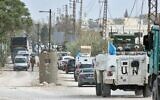 Des véhicules du contingent français en service au sein de la Force intérimaire des Nations unies au Liban (FINUL) traversent le pont de Qasmiyeh en direction de Sidon et de Beyrouth, le 19 avril 2026. (Crédit : MAHMOUD ZAYYAT / AFP)