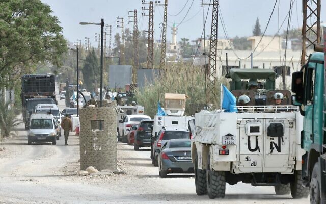 Des véhicules du contingent français en service au sein de la Force intérimaire des Nations unies au Liban (FINUL) traversent le pont de Qasmiyeh en direction de Sidon et de Beyrouth, le 19 avril 2026. (Crédit : MAHMOUD ZAYYAT / AFP)