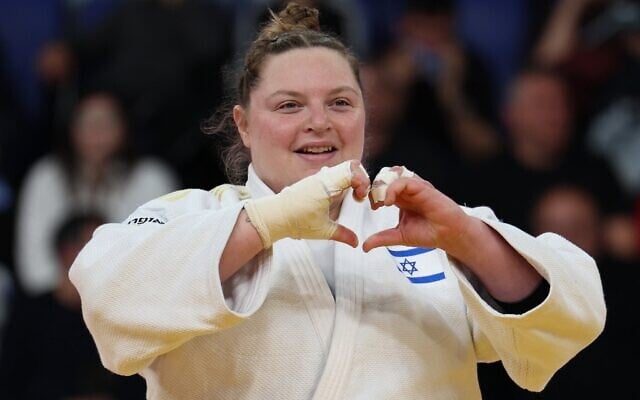 L'Israélienne Raz Hershko célébrant sa victoire face à la Française Léa Fontaine lors de la finale de la catégorie féminine des plus de 78 kg aux Championnats d'Europe seniors de judo 2026, à Tbilissi, le 19 avril 2026. (Crédit : Giorgi Arjevanidze/AFP)