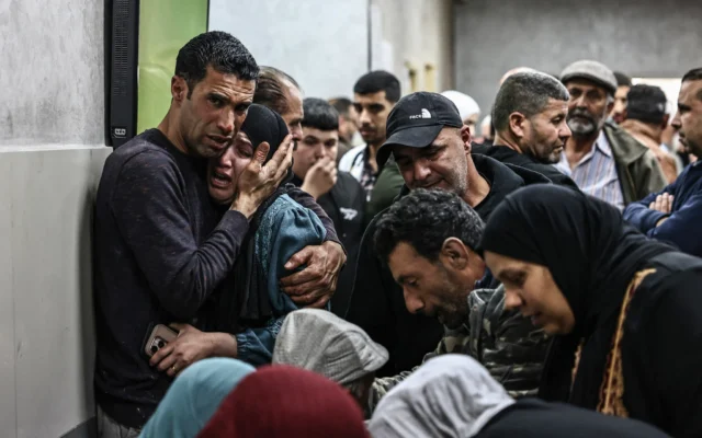 Des proches pleurent à l'hôpital de Ramallah, où leurs proches ont été transportés après avoir été tués par des tirs présumés d'extrémistes juifs dans le village d'Al-Mughayyir, à l'est de Ramallah en Cisjordanie, le 21 avril 2026. (Zain Jaafar/AFP) Des proches pleurent à l'hôpital de Ramallah, où leurs proches ont été transportés après avoir été tués par des tirs présumés d'extrémistes juifs dans le village d'Al-Mughayyir, à l'est de Ramallah en Cisjordanie, le 21 avril 2026. (Zain Jaafar/AFP)