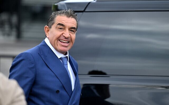 Paolo Zampolli (au centre), homme d'affaires italo-américain et représentant spécial des États-Unis pour les partenariats mondiaux, lors de sa visite à Belgrade le 21 avril 2026. (Crédit : Oliver Bunic/AFP)