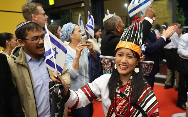 Une membre de la communauté des Bnei Menashe se réjouit à son arrivée à l'aéroport Ben Gurion le 23 avril 2026, au sein d'un groupe de nouveaux immigrants issus de cette communauté originaire d'Inde. (Crédit : Jack Guez/AFP) Une membre de la communauté des Bnei Menashe se réjouit à son arrivée à l'aéroport Ben Gurion le 23 avril 2026, au sein d'un groupe de nouveaux immigrants issus de cette communauté originaire d'Inde. (Crédit : Jack Guez/AFP)