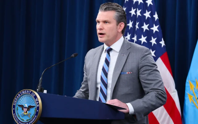 Le secrétaire américain à la Guerre, Pete Hegseth, s'exprime lors d'un point presse au Pentagone le 24 avril 2026 à Arlington, en Virginie. (Crédit: Anna Moneymaker/Getty Images/AFP)