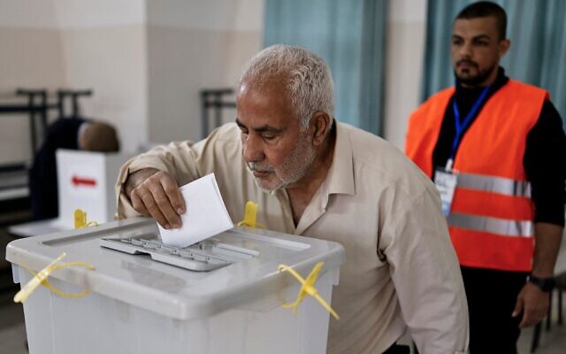 Un Palestinien votant lors des élections municipales, à Jénine, en Cisjordanie, le 25 avril 2026. (Crédit : Marco Longari/AFP)