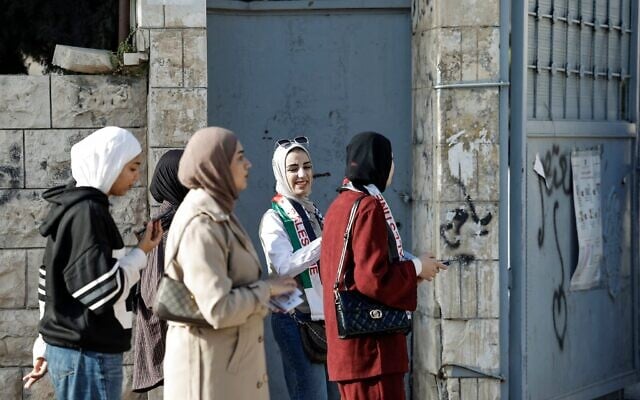 Photo d'illustration : Des Palestiniennes, devant un bureau de vote lors des élections municipales, à Jénine, en Cisjordanie, le 25 avril 2026. (Crédit : Marco Longari/AFP)
