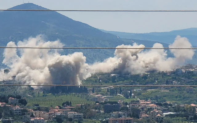 De la fumée s'élève suite à des explosions dans le village de Khiam, au sud du Liban, le 25 avril 2026. (Crédit: AFP)