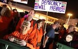 Des manifestants anti-gouvernementaux et anti-guerre, dont beaucoup réclament la mise en place d'une commission d'enquête d'État sur les défaillances liées à l'invasion et au pogrom perpétrés par le Hamas le 7 octobre 2023, sont rassemblés sur la place Habima, à Tel Aviv, le 25 avril 2026. (Crédit : Jack GUEZ / AFP)
