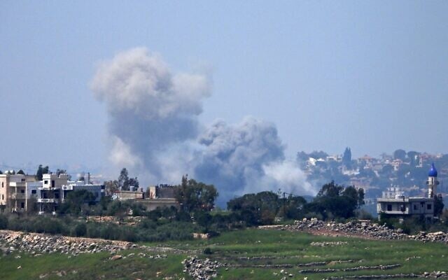De la fumée s'élève après une frappe aérienne israélienne, suite à un avis d'évacuation lancé dans la ville de Zawtar El Charqiyeh, dans le sud du Liban, le 26 avril 2026 (Crédit : AFP) De la fumée s'élève après une frappe aérienne israélienne, suite à un avis d'évacuation lancé dans la ville de Zawtar El Charqiyeh, dans le sud du Liban, le 26 avril 2026 (Crédit : AFP)