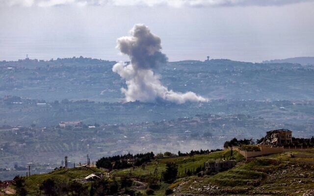 De la fumée s'élevant lors des frappes israéliennes dans le sud du Liban, sur cette photo prise depuis un poste en Haute Galilée, au nord d'Israël, le 27 avril 2026. (Crédit : Jalaa Marey/ AFP)