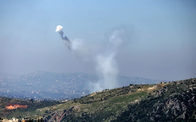 Une photo prise depuis la localité de Marjeyoun, dans le sud du Liban, montre les traînées de fumée laissées par les bombardements israéliens visant le village de Yohmor, le 30 avril 2026. (Crédit : AFP) Une photo prise depuis la localité de Marjeyoun, dans le sud du Liban, montre les traînées de fumée laissées par les bombardements israéliens visant le village de Yohmor, le 30 avril 2026. (Crédit : AFP)