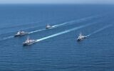 Des destroyers de la marine américaine, dont l'USS Michael Murphy, dans l'océan Pacifique occidental, en 2017. (Crédit : Spécialiste de 2e classe Sean M. Castellano/Marine américaine via AP)