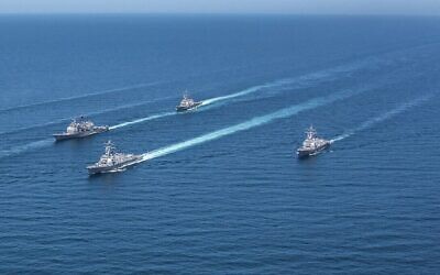 Des destroyers de la marine américaine, dont l'USS Michael Murphy, dans l'océan Pacifique occidental, en 2017. (Crédit : Spécialiste de 2e classe Sean M. Castellano/Marine américaine via AP)