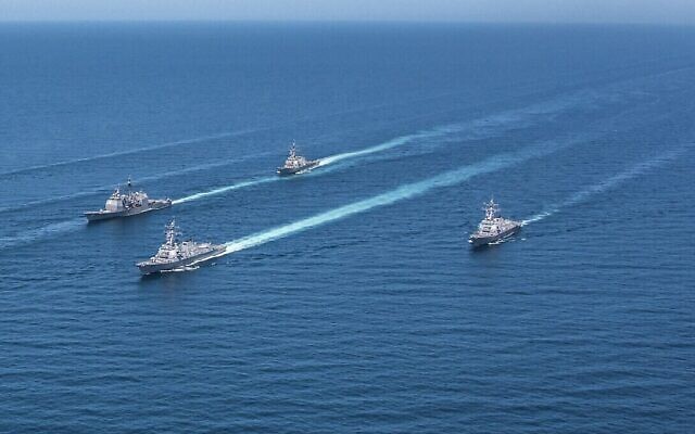Des destroyers de la marine américaine, dont l'USS Michael Murphy, dans l'océan Pacifique occidental, en 2017. (Crédit : Spécialiste de 2e classe Sean M. Castellano/Marine américaine via AP) Des destroyers de la marine américaine, dont l'USS Michael Murphy, dans l'océan Pacifique occidental, en 2017. (Crédit : Spécialiste de 2e classe Sean M. Castellano/Marine américaine via AP)
