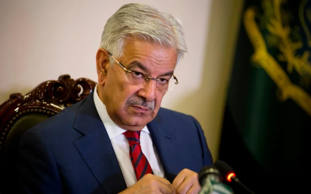 Khawaja Asif, alors ministre des Affaires étrangères du Pakistan, écoutant un journaliste au ministère des Affaires étrangères, à Islamabad, au Pakistan, le 2 avril 2018. (Crédit : B.K. Bangash/AP)