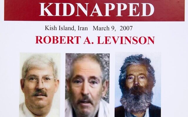Une affiche du FBI présentant, à droite, un portrait-robot de l'ancien agent du FBI Robert Levinson, illustrant à quoi il pourrait ressembler aujourd'hui après cinq ans de captivité ; au centre, une image extraite de la vidéo diffusée par ses ravisseurs ; et à gauche, une photo prise avant son enlèvement. Ces images ont été présentées lors d'une conférence de presse à Washington, le 6 mars 2012. (Crédit : Manuel Balce Ceneta/AP)