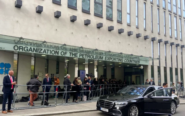 Des personnes et des médias se rassemblent à l'entrée du bâtiment de l'Organisation des pays exportateurs de pétrole (OPEP) à Vienne, en Autriche, le 5 octobre 2022. (Crédit : AP Photo/Philipp-Moritz Jenne)