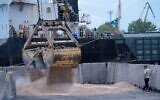 Des ouvriers chargeant du grain dans un port céréalier, à Izmail, en Ukraine, le 26 avril 2023. (Crédit : Andrew Kravchenko/AP)
