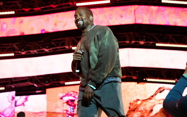 Kanye West se produisant au Coachella Music & Arts Festival, à Indio, en Californie, le 20 avril 2019. (Crédit : Amy Harris/Invision/AP) Kanye West se produisant au Coachella Music & Arts Festival, à Indio, en Californie, le 20 avril 2019. (Crédit : Amy Harris/Invision/AP)