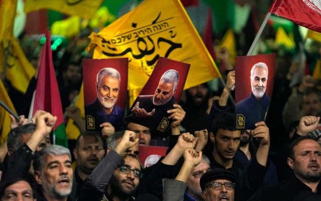 Des manifestants iraniens scandent des slogans tout en brandissant des affiches du général Qassem Soleimani, ancien commandant des Gardiens de la révolution iranienne tué lors d'une frappe de drone américain en 2020, lors d'un rassemblement anti-israélien visant à condamner l'assassinat de membres des Gardiens de la révolution iranienne en Syrie, sur la place Felestin (Palestine) dans le centre-ville de Téhéran, le 1er avril 2024. (Crédit: AP Photo/Vahid Salemi)