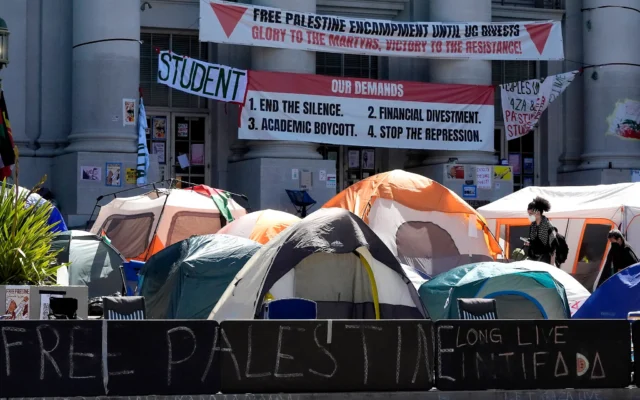 Manifestants anti-Israël à l’université de Californie à Berkeley, le 2 mai 2024. (Crédit : Jeff Chiu/AP)
