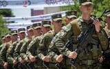 Des membres de l'armée du Kosovo défilant lors d'une parade militaire organisée dans le cadre d'une cérémonie marquant le 25e anniversaire de l'entrée des forces de la KFOR, sous l'égide de l'OTAN, au Kosovo, un moment décisif qui a mis fin à une guerre dévastatrice, à Pristina, la capitale du Kosovo, le 12 juin 2024. (Crédit : Visar Kryeziu/AP Photo)
