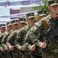 Des membres de l'armée du Kosovo défilant lors d'une parade militaire organisée dans le cadre d'une cérémonie marquant le 25e anniversaire de l'entrée des forces de la KFOR, sous l'égide de l'OTAN, au Kosovo, un moment décisif qui a mis fin à une guerre dévastatrice, à Pristina, la capitale du Kosovo, le 12 juin 2024. (Crédit : Visar Kryeziu/AP Photo)