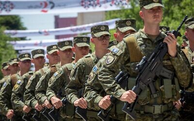 Des membres de l'armée du Kosovo défilant lors d'une parade militaire organisée dans le cadre d'une cérémonie marquant le 25e anniversaire de l'entrée des forces de la KFOR, sous l'égide de l'OTAN, au Kosovo, un moment décisif qui a mis fin à une guerre dévastatrice, à Pristina, la capitale du Kosovo, le 12 juin 2024. (Crédit : Visar Kryeziu/AP Photo) Des membres de l'armée du Kosovo défilant lors d'une parade militaire organisée dans le cadre d'une cérémonie marquant le 25e anniversaire de l'entrée des forces de la KFOR, sous l'égide de l'OTAN, au Kosovo, un moment décisif qui a mis fin à une guerre dévastatrice, à Pristina, la capitale du Kosovo, le 12 juin 2024. (Crédit : Visar Kryeziu/AP Photo)