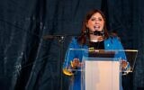 L'ambassadrice d'Israël en Grande-Bretagne, Tzipi Hotovely, prenant la parole lors de la commémoration du premier anniversaire du 7-Octobre, à Hyde Park, à Londres, le 6 octobre 2024. (Crédit : Alberto Pezzali/AP)