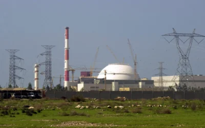 Le bâtiment du réacteur de la centrale nucléaire iranienne et des poteaux électriques sont visibles à Bushehr, en Iran, à 1 245 kilomètres au sud de la capitale Téhéran, le 27 février 2005. (Crédit : AP/Vahid Salemi)