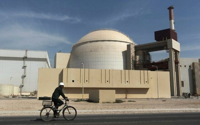 Un ouvrier à vélo devant le bâtiment du réacteur de la centrale nucléaire de Bushehr, juste à l'extérieur de la ville méridionale de Bushehr, en Iran, le 26 octobre 2010. (Crédit : Mehr News Agency, Majid Asgaripour/AP)