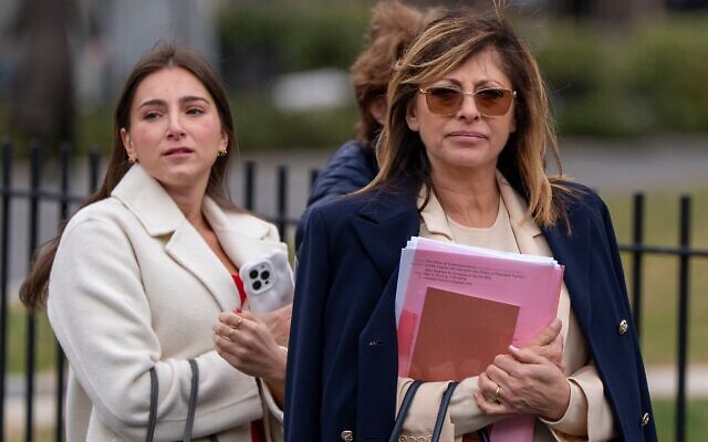 La présentatrice de FOX Business Network, Maria Bartiromo (à droite), arrivant à la Maison Blanche, à Washington, le 6 mars 2025. (Crédit : Alex Brandon/AP Photo)