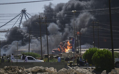 De la fumée s'élevant après que des drones ont frappé les Forces de soutien rapide (RSF), une milice paramilitaire, qui ont visé le port nord de la ville de Port-Soudan, au Soudan, le 6 mai 2025. (Crédit : AP Photo)
