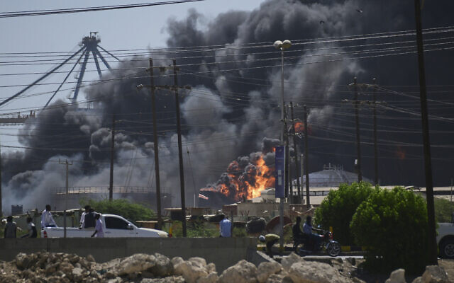 De la fumée s'élevant après que des drones ont frappé les Forces de soutien rapide (RSF), une milice paramilitaire, qui ont visé le port nord de la ville de Port-Soudan, au Soudan, le 6 mai 2025. (Crédit : AP Photo)