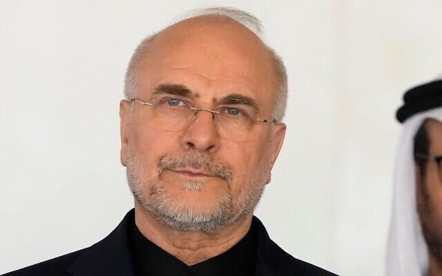 L'Iranien Mohammad Bagher Ghalibaf posant pour une photo de groupe lors du 11 ᵉ Forum parlementaire des BRICS, qui s'est tenu au Sénat fédéral, à Brasilia, au Brésil, le 4 juin 2025. (Crédit : Eraldo Peres/AP Photo)